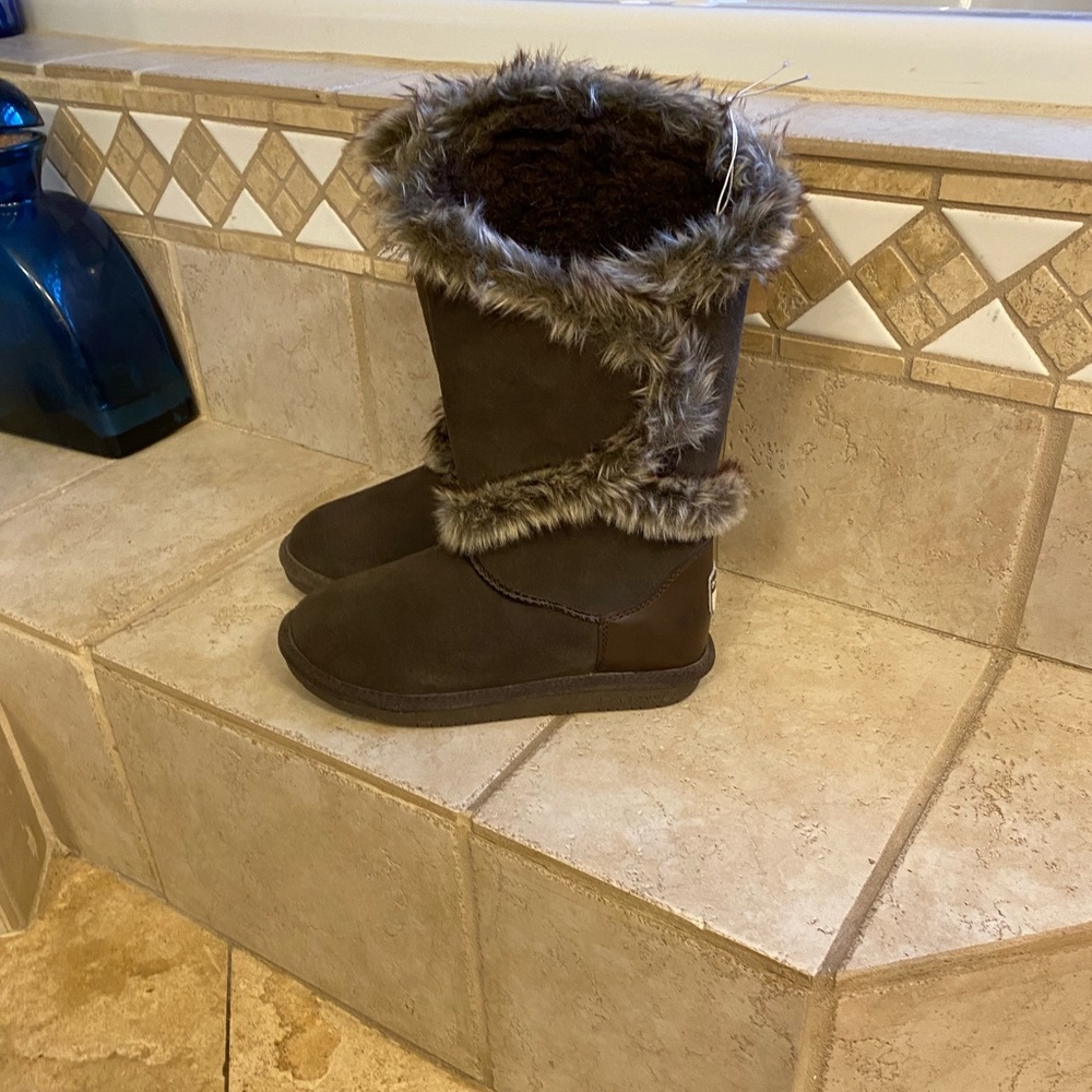 Bearpaw women’s boots with fur.